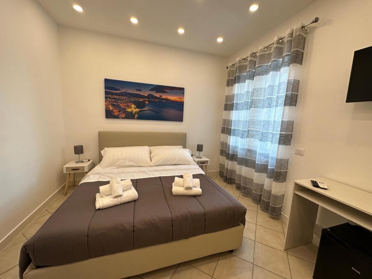 B&B Off Rooms And Relax Neapel Exterior foto