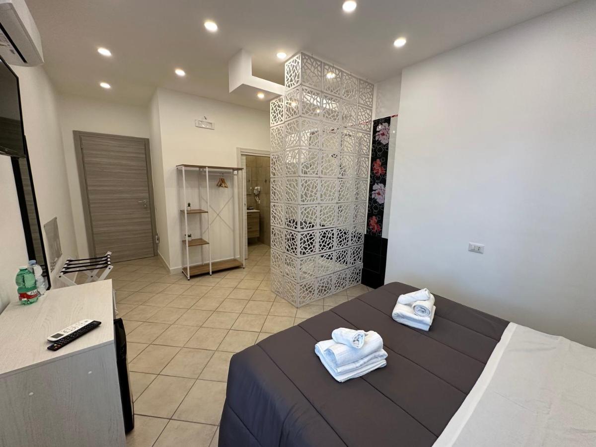 B&B Off Rooms And Relax Neapel Exterior foto